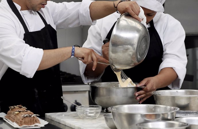 Internos de Huelva se benefician de un curso de cocina de la Obra Social Caixa.