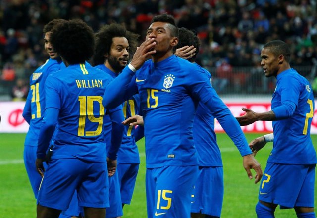 Paulinho saluda a la grada tras un gol con Brasil