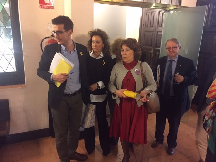 Concejales del PDeCAT y de ERC saliendo del Pleno del Ayuntamiento de Lleida.