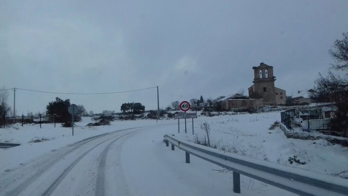Carretera segoviana con nieve