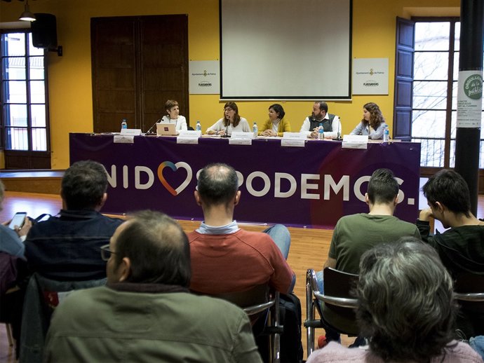 El diputado Joan Mena y la portavoz adjunta Laura Camargo en un acto en Palma