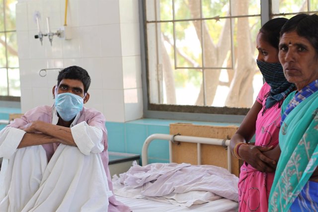 Paciente con tuberculosis en el hospital de Bathalapalli