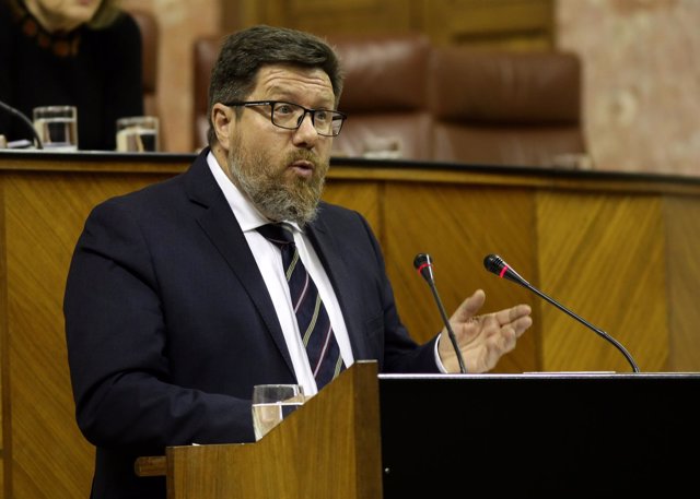 El consejero de Agricultura, Rodrigo Sánchez Haro, en el Pleno del Parlamento