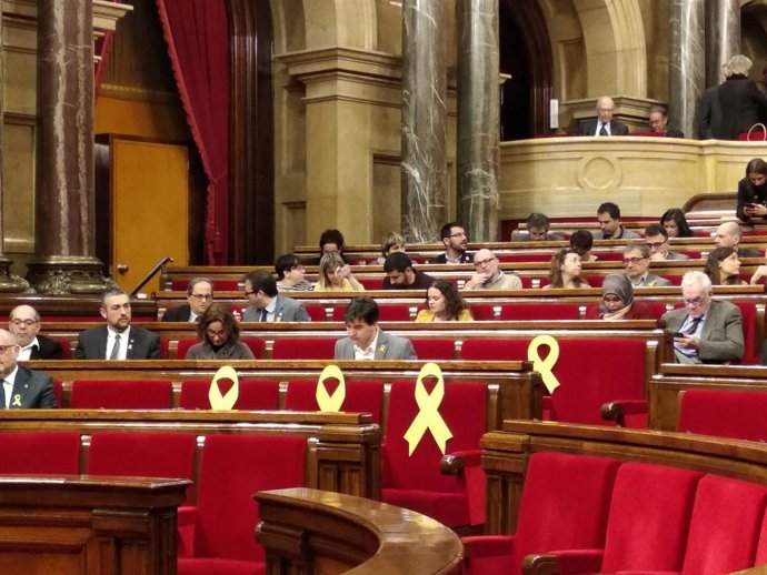 Llaços grocs en el ple d'investiruda en el Parlament aquest dissabte