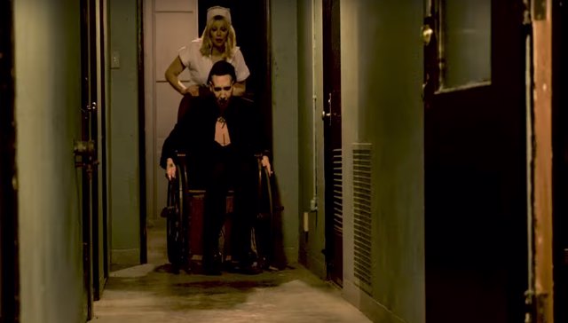 VÍdeo Courtney Love La Enfermera Perversa De Marilyn Manson En El Videoclip De Tattooed In