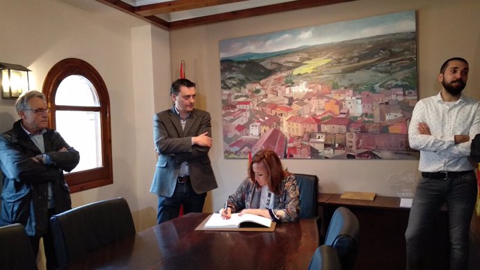 Mayte Pérez también ha visitado el Ayuntamiento de San Esteban de Litera.