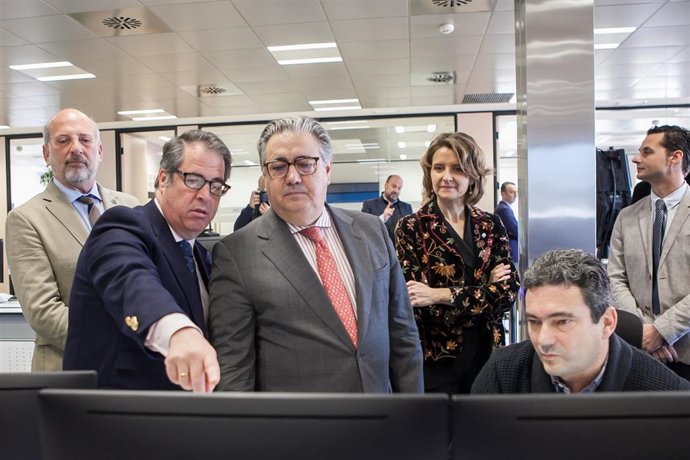 Serrano y Zoido en el centro de gestión del Tráfico del Suroeste