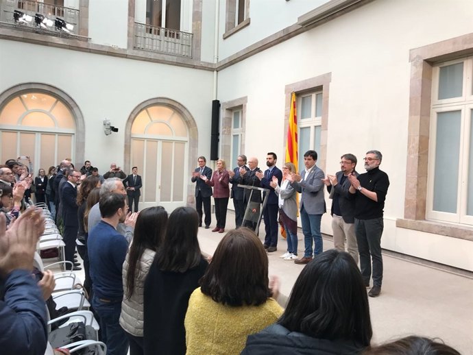Roger Torrent llegeix una declaració en el Parlament després del ple