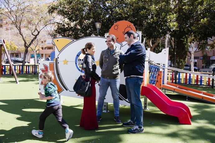 Alcalde de Almería visita el nuevo parque inclusivo en la plaza de Gaudí