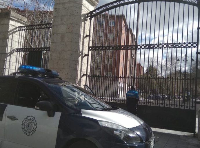 Valladolid.- Un policía cierra el acceso al Campo Grande (24/3/2018)