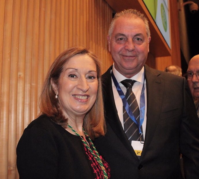 El presidente del Colegio de Médicos de Melilla, Jesús Delgado, con Ana Pastor