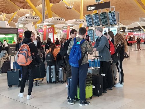 Turistas haciendo cola en el aeropuerto de Barajas