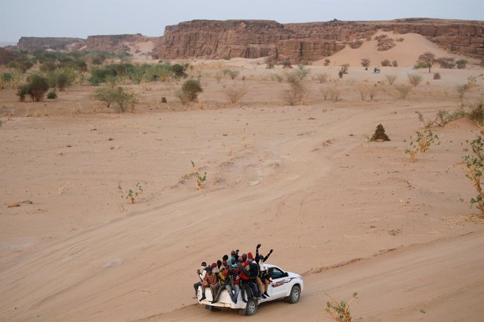Migrantes cruzan el desierto del Sáhara hacia Libia