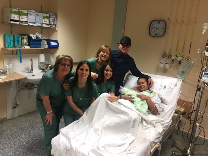 Equipo y familia de la primera bebé nacida en el Hospital del Campus