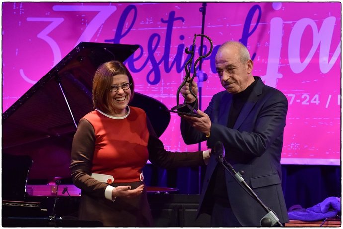 Entrega del guardó al músic Pau Bombardó en el Festival Jazz Terrassa