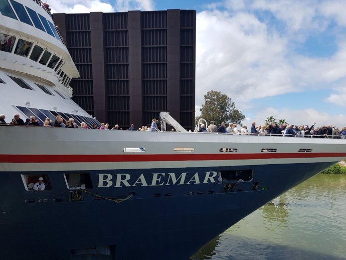 El crucero Braemar recala en Sevilla
