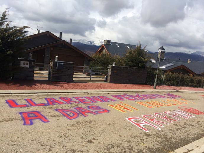 Pintada d'Arran davant la casa del jutge Pablo Llarena a Das (Girona)
