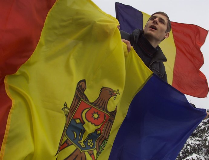 Banderas de Moldavia y Rumanía durante una manifestación