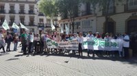 Docentes interinos andaluces anuncian movilizaciones en abril y "huelga indefinida" en mayo