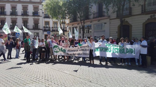 Concentración de docentes interinos en Sevilla
