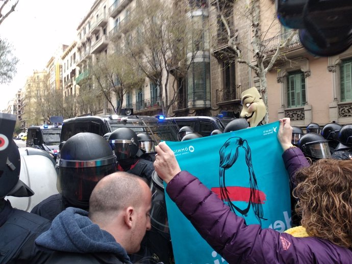 Manifestantes y Mossos cerca de la Delegación del Gobierno en Catalunya