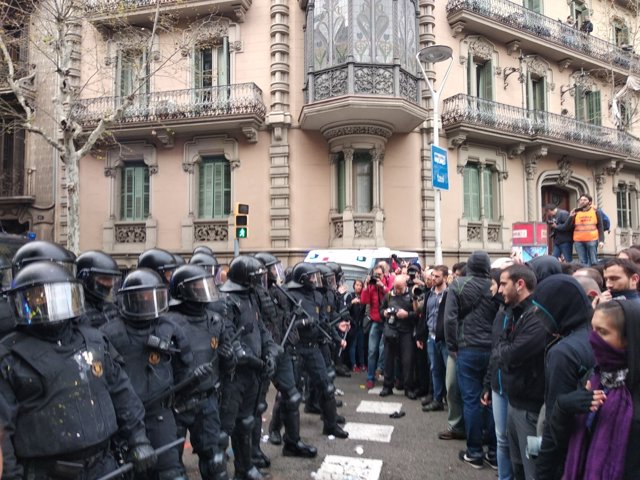 Mossos y manifestantes cerca de la Delegación del Gobierno en Catalunya