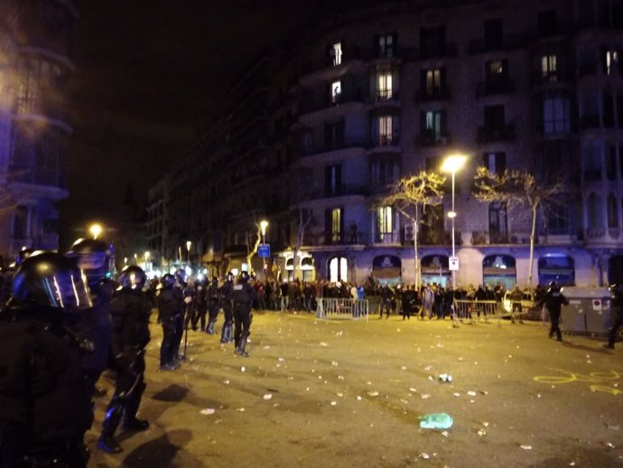 Tensión en la manifestación de Barcelona contra la detención de Puigdemont