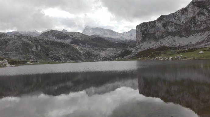 Imagen de archivo de los lagos de Covadonga, Lago Ercina, 