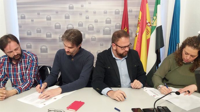 Firma de acuerdo entre PSOE e IU de Mérida 