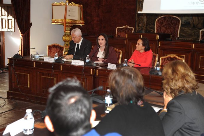 Gómez (centro), durante el encuentro