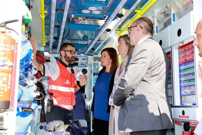 Francina Armengol, Patricia Gómez y Juli Fuster en el interior de una ambulancia
