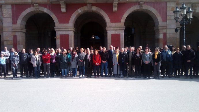 Diputats i treballadors concentrats davant del Parlament