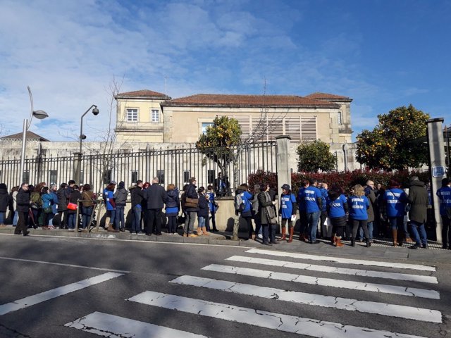 Protesta de trabajadores de justicia en Galicia a las puertas de la Xunta.