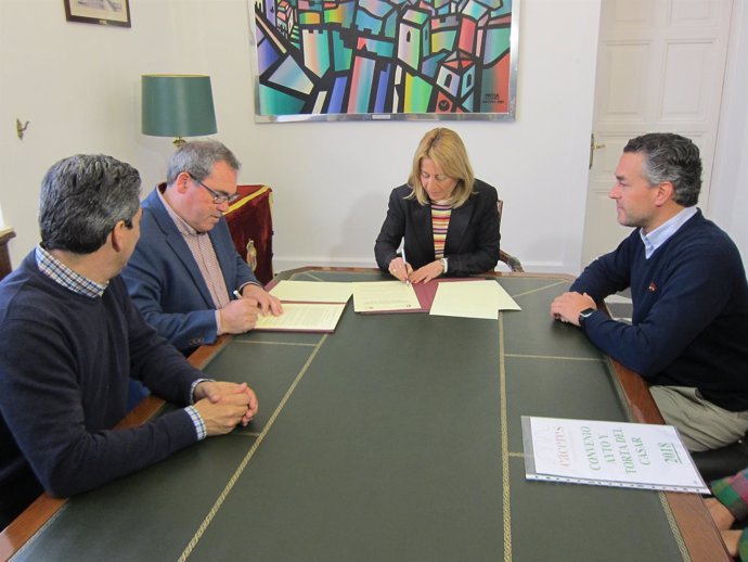 Firma del convenio entre Ayuntamiento de Cáceres y DOP Torta del Casar       