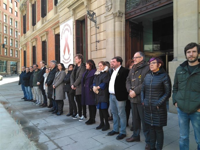 Barkos junto a miembros del cuatripartito en la concentración ante el Parlamento