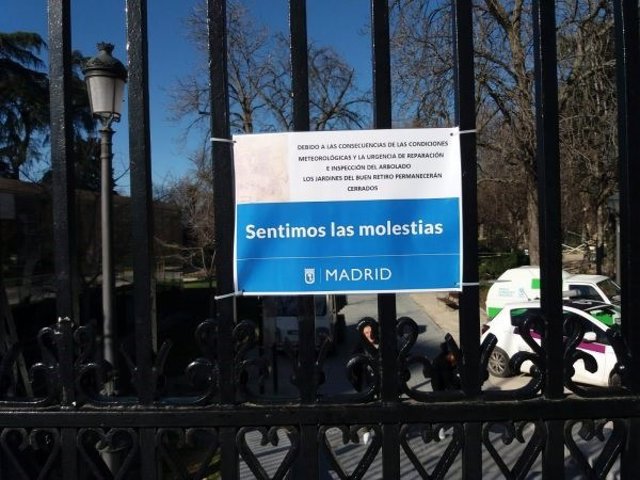 Cartel del parque de El Retiro cerrado por el viento