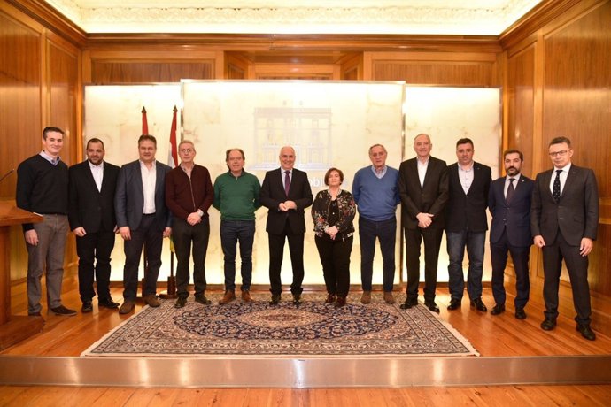 Ceniceros con clubes deportivos en firma convenios en La Rioja