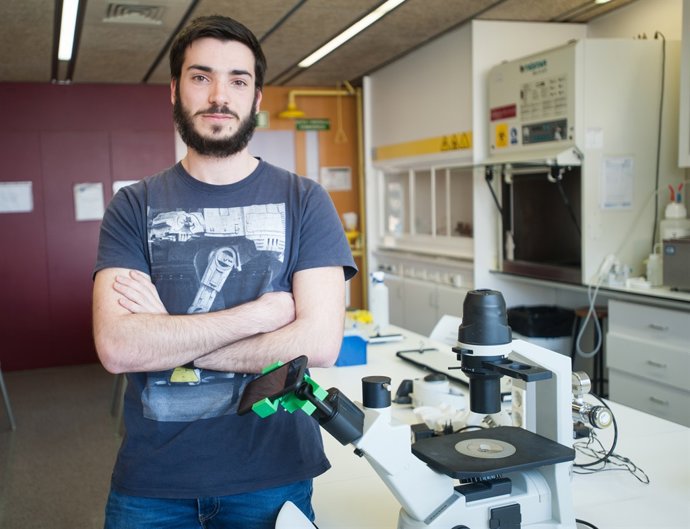 Ramon Angosto amb un invent per fer fotos del microscopi amb el mòbil