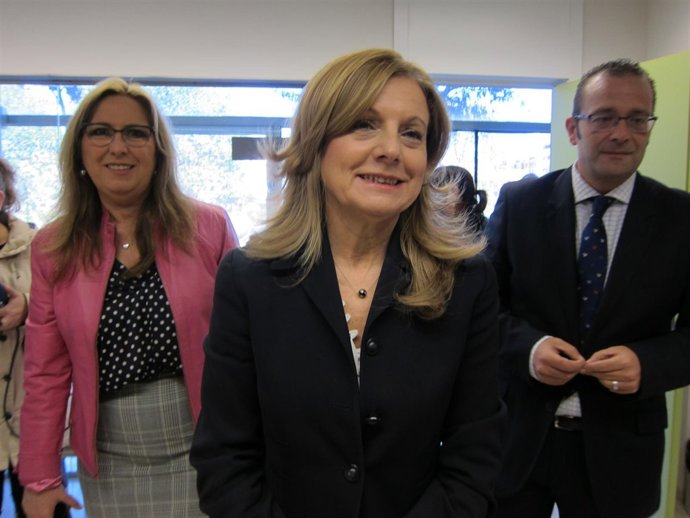 La consejera de Salud, Marina Álvarez (centro), en Córdoba