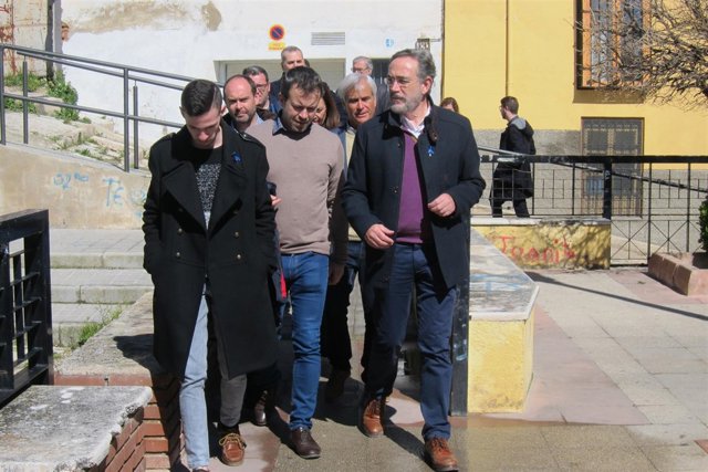 El consejero de Fomento, Felipe López (d), visita el casco histórico de Jaén.