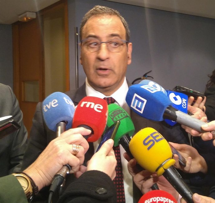 El consejero de Infraestructuras, Fernando Lastra