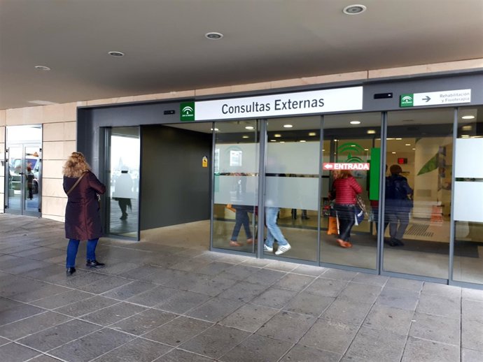 Puerta de entrada de las consultas externas del hospital del Campus de Granada