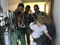 La Congregación de Mena y una delegación de la Legión visitan a menores en el Hospital Materno Infantil de Málaga