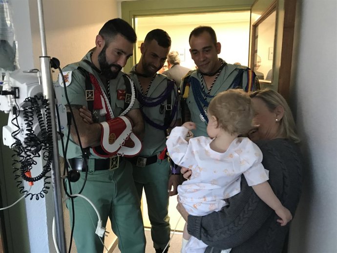 Legionarios visitan a niños ingresados en el Materno Infantil de Málaga