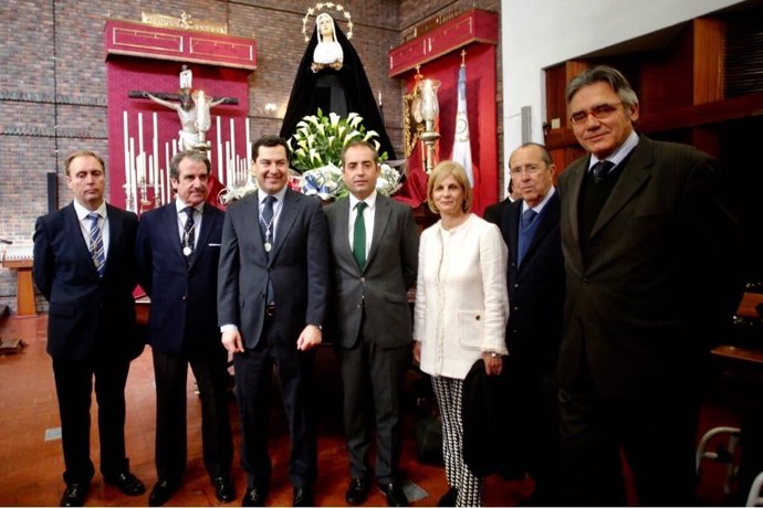 Juanma Moreno, este lunes, visitando una de las hermandades de Jerez (Cádiz)
