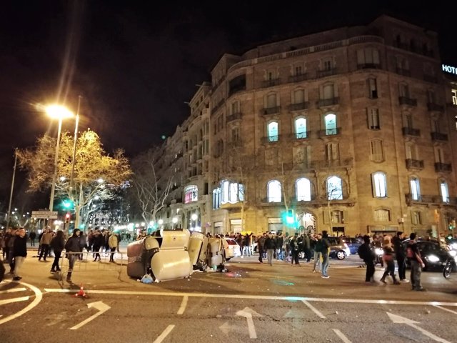 Manifestantes en Diagonal-Paseo de Gràcia