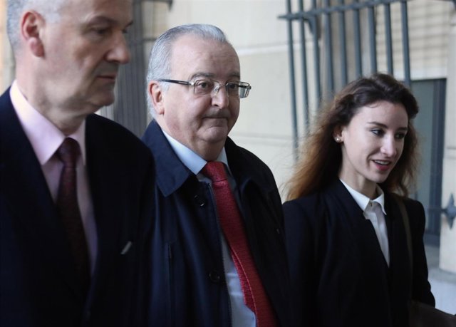 Antonio Fernández llega, junto a sus abogados, a la Audiencia de Sevilla