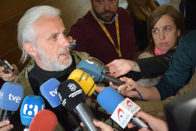 Benavent atiende a los medios en los pasillos de Les Corts