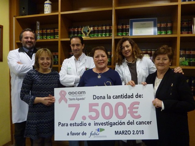 La asociación de cáncer de mama firma convenio con el Juan Ramón Jiménez.