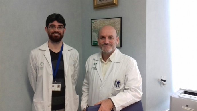 Los doctores Javier Ampuero y Manuel Romero del Hospital Virgen del Rocío 